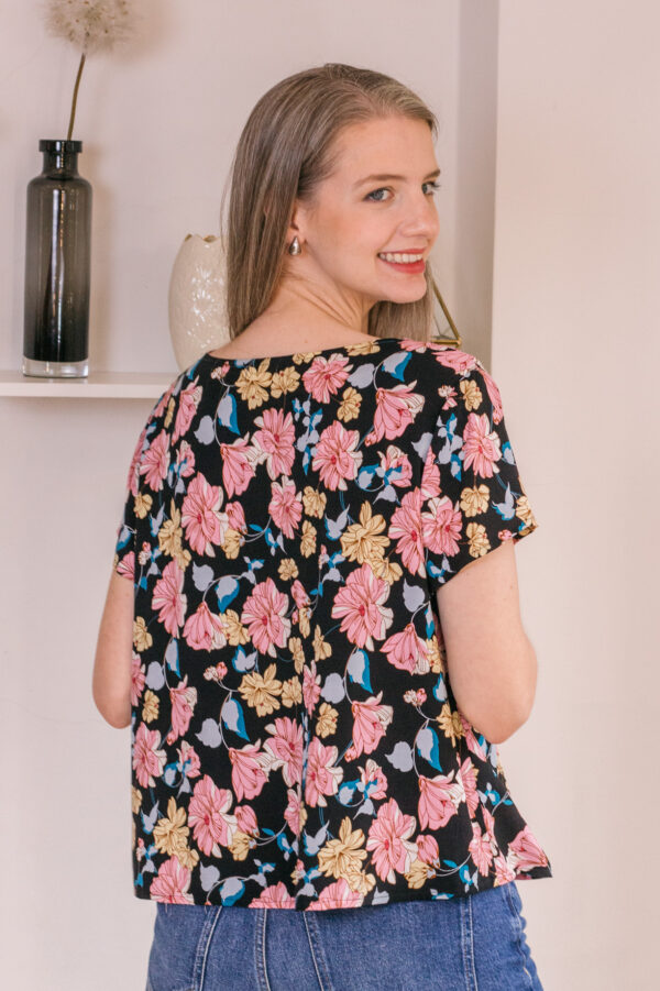 Blusa Eva (estampado fondo negro)